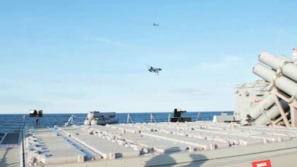 Dos aviones de combate rusos modelo Su-24 vuelan sobre un buque destructor de la Marina estadounidense en el mar Báltico, el USS Donald Cook.