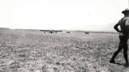 Dos aviones se estrellaron en el despegue, dos se vieron obligados a regresar para ser reparados y dos desaparecieron durante la carrera (Foto: Hawái Aviation)