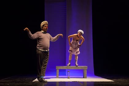 Dos bacalaos noruegos, con los clowns Octavio Bustos y Leticia Torres