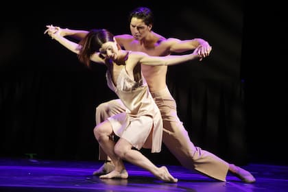 Dos bailarines del Ballet Contemporáneo hicieron un adelanto de Stekelman en tres tiempos