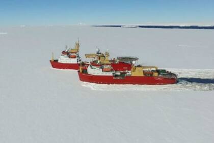Dos barcos rompehielos realizan el largo trayecto por la capa de hielo