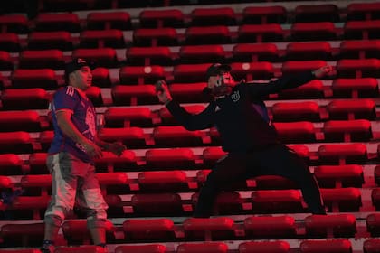 Dos barras de la U de Chile arrojan proyectiles contra la gente de Independiente