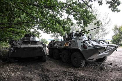 Dos blindados rusos BTR-80 en Balakliya, región de Kharkiv