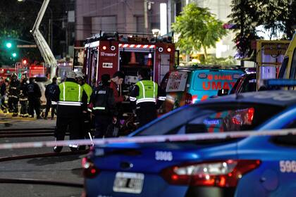 El momento en el que los bomberos acudían al combatir el incendio en el barrio porteño de Villa Crespo