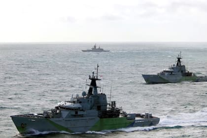 Tres buques de la Royal Navy vigilan una corbeta rusa en el canal de la Mancha