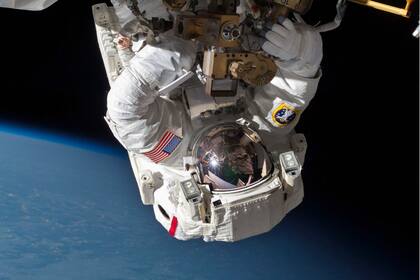 Dos caminatas espaciales de varias horas fueron necesarias para reparar la Estación Espacial