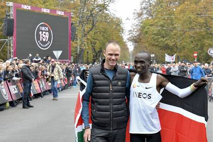 Dos canmpeones: Eliud Kipchoge con Chris Froome, ganador del Tour de France