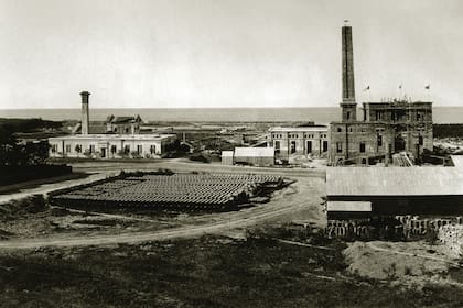 Dos caños se metían en el Río para captar agua e impulsarla hasta La Casa de Bombas que contaba con dos máquinas a vapor de 140 caballos cada una. Esta casa desde sus orígenes era insuficiente para abastecer a toda la población.