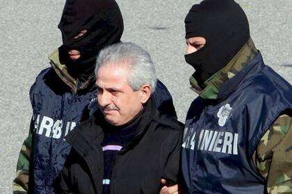 Dos carabinieri se llevan detenido a Pasquale Cordello, ex jefe de la ''ndrangheta'', en febrero de 2008
