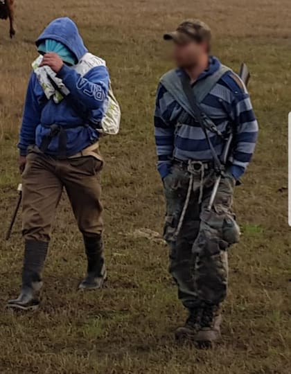 Dos cazadores furtivos captados en un campo de la zona de Lezama