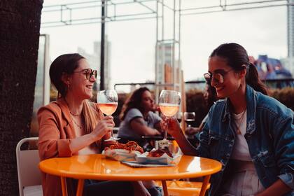 Una experiencia que se vive al aire libre, con amigos, rodeados de verde.
