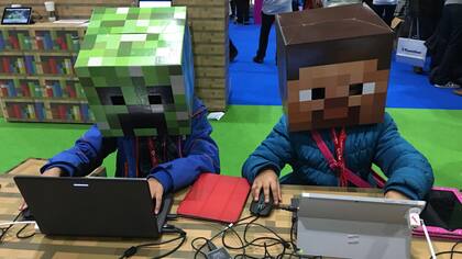 Dos chicos juegan al Minecraft disfrazados con el estilo visual del videojuego