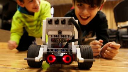 Dos chicos juegan en Robotito, el curso para chicos del ITBA