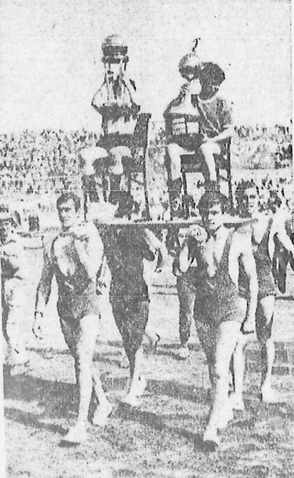 Dos chicos, uno con la camiseta de Racing y otro con la de Independiente, muestran las Copas ganadas por la Academia en 1967 frente a ambas hinchadas, en la cancha del Rojo
