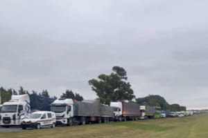 Dos choques en la autopista Rosario-Buenos Aires: murió una persona y el tránsito quedó parado