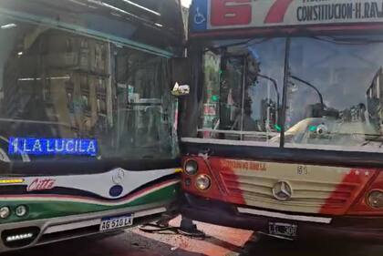 Dos colectivos de las líneas 59 y 67 chocaron en el cruce de las avenidas Santa Fe y 9 de Julio