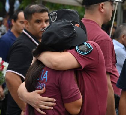 Dos compañeras de Maribel Zalazar la despidieron con evidente dolor