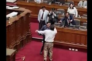 El video de la pelea a golpes entre dos legisladores que obligó a suspender una sesión del Congreso peruano