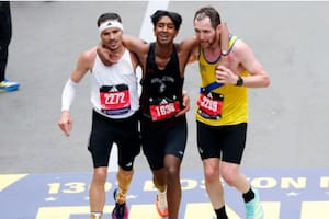 El gesto de dos atletas que conmovió en la Maratón de Boston y se volvió viral