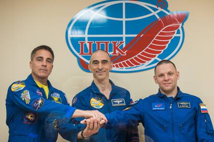 Dos cosmonautas rusos y un astronauta estadounidense partieron rumbo a la Estación Espacial Internacional (ISS) dejando atrás un planeta azul en plena lucha contra el coronavirus.