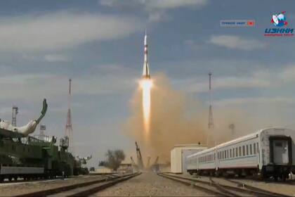 Dos cosmonautas rusos y un astronauta estadounidense partieron rumbo a la Estación Espacial Internacional (ISS) dejando atrás un planeta azul en plena lucha contra el coronavirus.