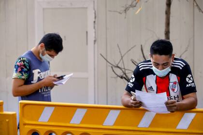 Dos cuadras de fila para registrarse e hisoparse en el Hospital Santojanni