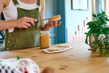 Dos cucharadas de mantequilla de maní aportan 7.02 gramos de proteína vegetal