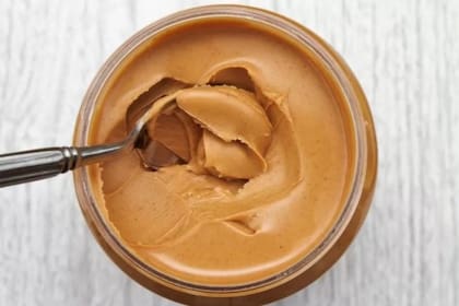 Dos cucharadas de mantequilla de maní contienen solo 7 gramos de proteína, por lo que se recomienda limitar su uso como fuente proteica principal