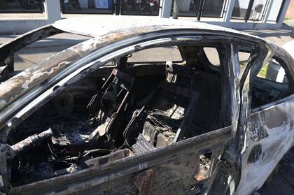 Dos cuerpo fueron encontrados dentro de un vehículo quemado