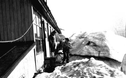 Dos de las investigadoras en la puerta de acceso a la Base Melchior luego de remover tres metros de nieve para el ingreso a la Base: Elena D. Martínez Fontes (izquierda) y Carmen Pujals (derecha)