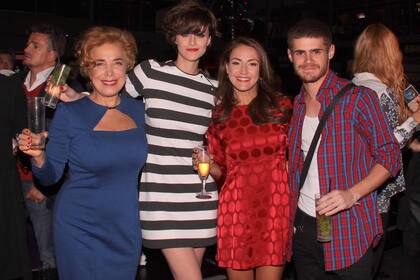 Dos de las mujeres de Diego en la tira: la madre (Mirta Busnelli) y su mujer (Eleonora Wexler), en el festejo del primer capítulo