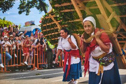 Dos de las mujeres silleteras durante la Feria de las Flores