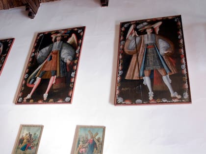 Dos de las nueve pinturas de los "ángeles arcabuceros" de la colección de la capilla San Francisco de Paula, en Uquía.