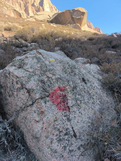 Dos de las rocas vandalizadas tenían inscripciones de 60 por 70 centímetros