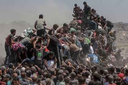 Dos de las tres fotos finalistas del premio que otorga la World Press Photo a la mejor imagen del año.