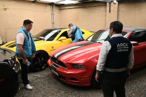 Los artistas y famosos que filmaron sus videos con los autos de lujo ingresados de contrabando