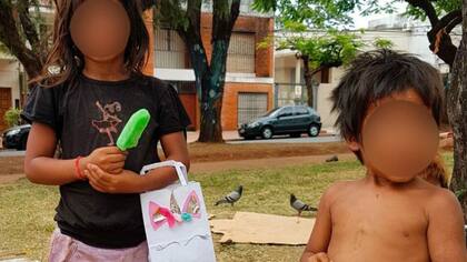 Dos de los chicos de familias guaraníes que viven en el boulevard de la Av Mitre en Posadas, Misiones