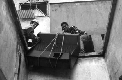 Dos de los chicos rescatistas bajan un piano desde el tercer piso de la AMIA después del atentado