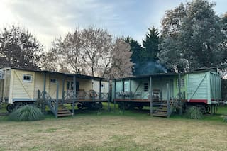 La relajante experiencia de alojarse en vagones de tren en un pueblo de solo 300 habitantes