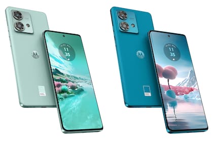 Dos de los colores del Motorola Edge 40 Neo; la cubierta de la batería tiene un tratamiento símil cuero