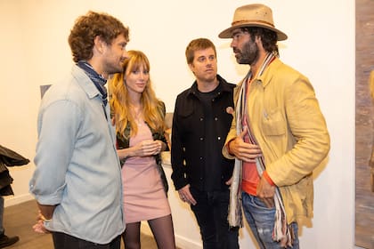 Dos de los cuatro hijos de la artista, María y Agustín Campos, poniéndose al día, junto al novio de la cantante, Sebastián Zavalía, y Juan Peralta Ramos.
