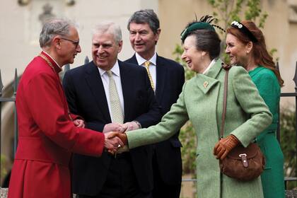 Dos de los hermanos del Rey, Andrés y Ana, saludan a uno de los sacerdotes que celebraron la misa. Junto a ellos, el marido de la princesa, Sir Tim Laurence, y la ex mujer del duque de York, Sarah Ferguson. 