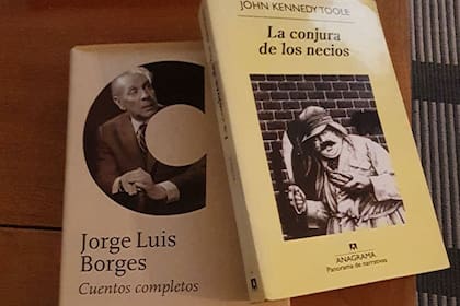Dos de los libros favoritos de Tramutola.