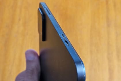 Dos de los parlantes compatibles con Dolby Atmos de la Xiaomi Pad 6; también se ve cómo sobresale la cámara del resto de la tableta, un chasis muy esbelto de 6,5 mm