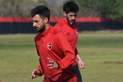 Dos de los referentes del plantel de Newell´s, Pablo Pérez e Ignacio Scocco, durante un entrenamiento del equipo rosarino, que el sábado recibirá a Unión.