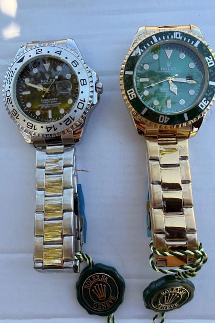 Dos de los relojes secuestrados por la Aduana