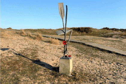 Dos de los remos conmemoran a los hermanos, y el tercero, que está roto, recuerda a los muchos que no sobrevivieron al viaje