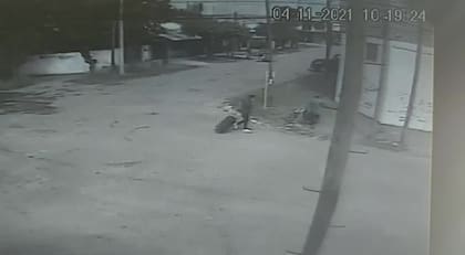 Dos de los sospechosos captados por una cámara de seguridad después de abandonar el auto de la víctima