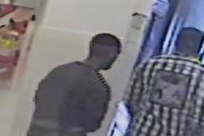 Dos de los sospechosos quedaron grabados por las cámaras de seguridad de uno de los hoteles donde se alojó la ciudadana de los Estados Unidos