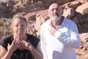 Dos de los tres adultos mayores que pintaron con aerosol una roca en Mendoza